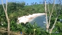 Pantai Coro dilihat dari jalan setapak