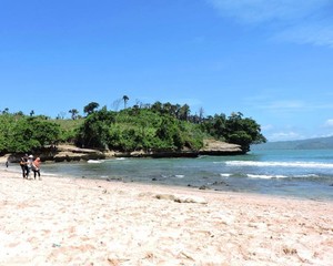 Terpukau Pasir Putih di Pantai Coro, Tulungagung