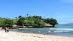 Terpukau Pasir Putih di Pantai Coro, Tulungagung