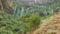 Foto Air Terjun dari Bawah