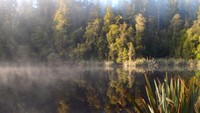 Menikmati Pemandangan Lake (www.wisatanewzealand.com)