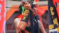 Pisau panjang menancap di wajah! Ngeri melihatnya.