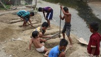 Anak-anak juga mempersapkan lahan peledakan