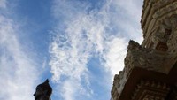 Berpadu dengan birunya awan , vihara ini sangat cantik.