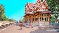 Bangunan ikonik stasiun Hua Hin yang jadi sudut favorit untuk berfoto