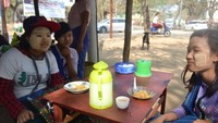 Penduduk setempat memakai Thanaka di wajah mereka