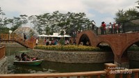 Susuri The Village dengan sewa kapal yang bisa digunakan bersama keluarga