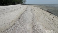 Pantai Pasir Putih Janggawari