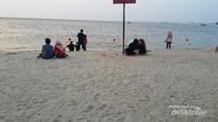 Duduk manis di pantai ancol