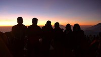 Foto seperti 5 cm bersama teman-temanmu