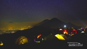 Tidur Dengan Hamparan Bintang di Gunung Prau
