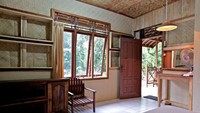 Ruang tidur dalam Wisma Sarang Badak