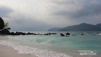 Pasir putih dan laut yang bening