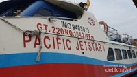 Ferry yang digunakan untuk menyeberang dari Tanjung Balai menuju Port Klang, Malaysia