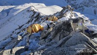 Suasana di Base Camp 2