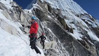 Menuju Base Camp 2 dengan Fix Rope