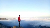 Bak negeri di atas awan. Pemandangan indah dari puncak Desa Fatuulan.