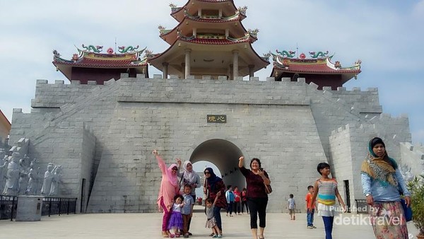Lokasi favorit pengunjung berfoto karena serasa di Tiongkok