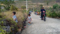 Jalan menuju ke lokasi vihara yang berada di atas bukit