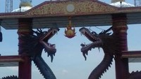 Berfoto dengan latar keanggunan patung Dewi Kwan Im
