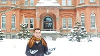 Bermain salju depan bangunan bersejarah di Hokkaido