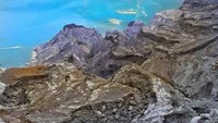 Danau Kawah Ijen yang berwarna toska