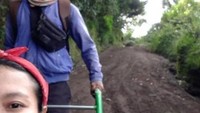 Saat lelah bisa menggunakan jasa ojek troli seharga 600 ribu saat turun jalur yang berpasir dan curam