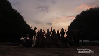 Bersama teman-teman di pantai Greweng