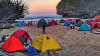 Kemping di pantai Greweng