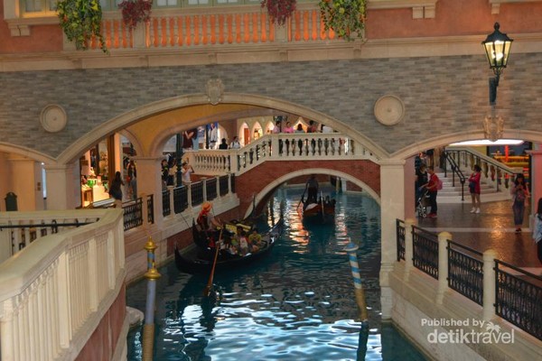 Bangunan dan kanal serta gondola khas Venice