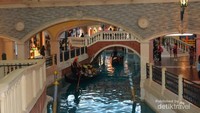 Bangunan dan kanal serta gondola khas Venice