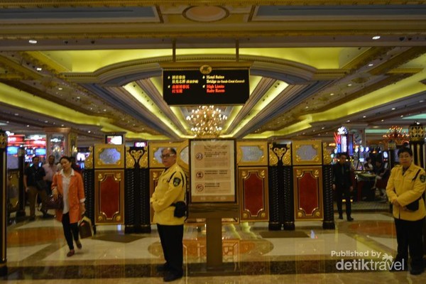 Casino atau tempat judi yang sangat terkenal di Makau. Tempat ini dijaga sangat ketat oleh petugas keamanan