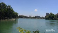 Sisi lain Danau Lotus yang juga cantik