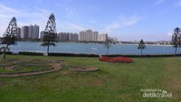 Pemandangan Danau Lotus yang cantik di hari yang cerah