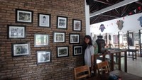Bersantai di dalam cafe sambil wisata sejarah