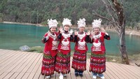 Wisatawan tengah menjajal baju khas China