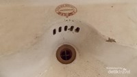 Wastafel antik dan orisinil dari Belanda menghiasi bangunan toilet Lawang Sewu, Semarang