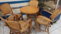 Kursi rotan menguatkan nuansa jadul toko es krim Ragusa