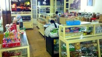 Salah satu sudut Toko Oen yang menjual aneka makanan ringan