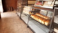 Deretan roti yang djual di Sumber Hidangan