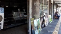 Toko ini terkadang sering terlewat karena banyak lukisan yang berada di bagian depannya