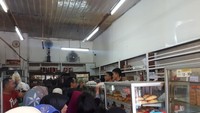 Keadaan seperti ini selalu terjadi setiap hari mulai dari toko ini buka di pagi hari