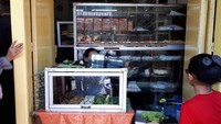 kue carabikang yang menjadi produk awal toko ini bisa dilihat proses pembuatannya di bagian depan toko ini.