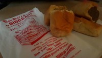 Setidaknya ada 30 varian rasa yang ditawarkan oleh toko ini dan itu termasuk roti tawar dan roti lima rasa