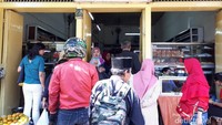 Toko Roti Sidodadi yang selalu ramai oleh pembeli. Antrean untuk mendapat roti ini bisa samapi keluar toko