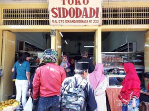 Toko Roti Legendaris di Bandung yang Bikin Pembelinya Rela Antre