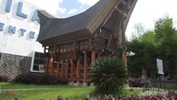 Replika rumah adat Tongkonan di Balige