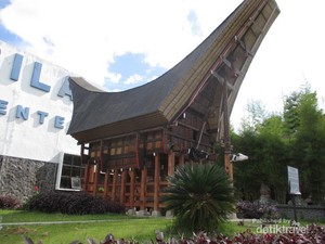 Toraja? Bukan, Rumah Adat Tongkonan ini Ada di Balige