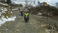 Melewati track lumpur dan menanjak