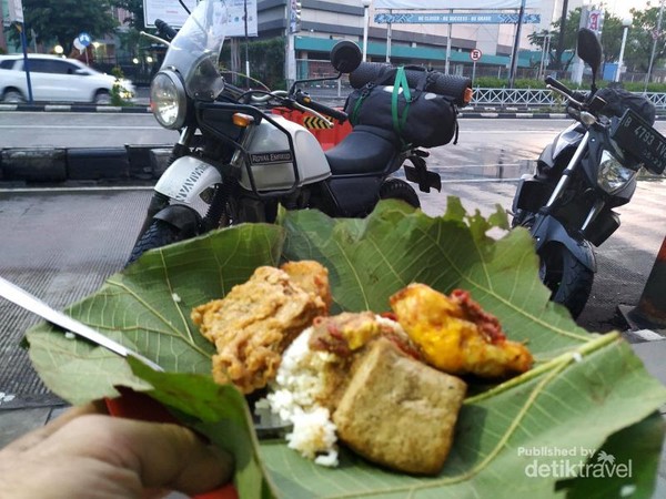 Inilah Nasi Jamblang khas Cirebon. Lauknya beraneka jenis.
